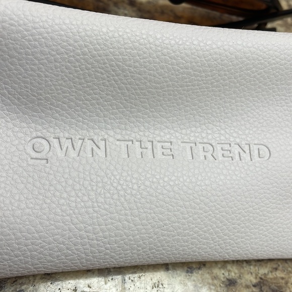 Own The Trend Sunglasses. Brown/Amber Print. NEW IN CASE - Picture 3 of 9